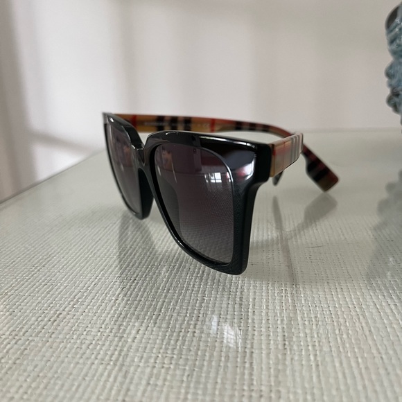 Burberry Sunglasses - Picture 9 of 9